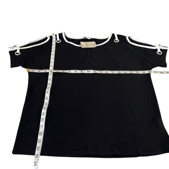 Carmen Marc Valvo NWT Black & White Cold Shoulder Knit Top Blouse Size Small - Picture 10 of 12